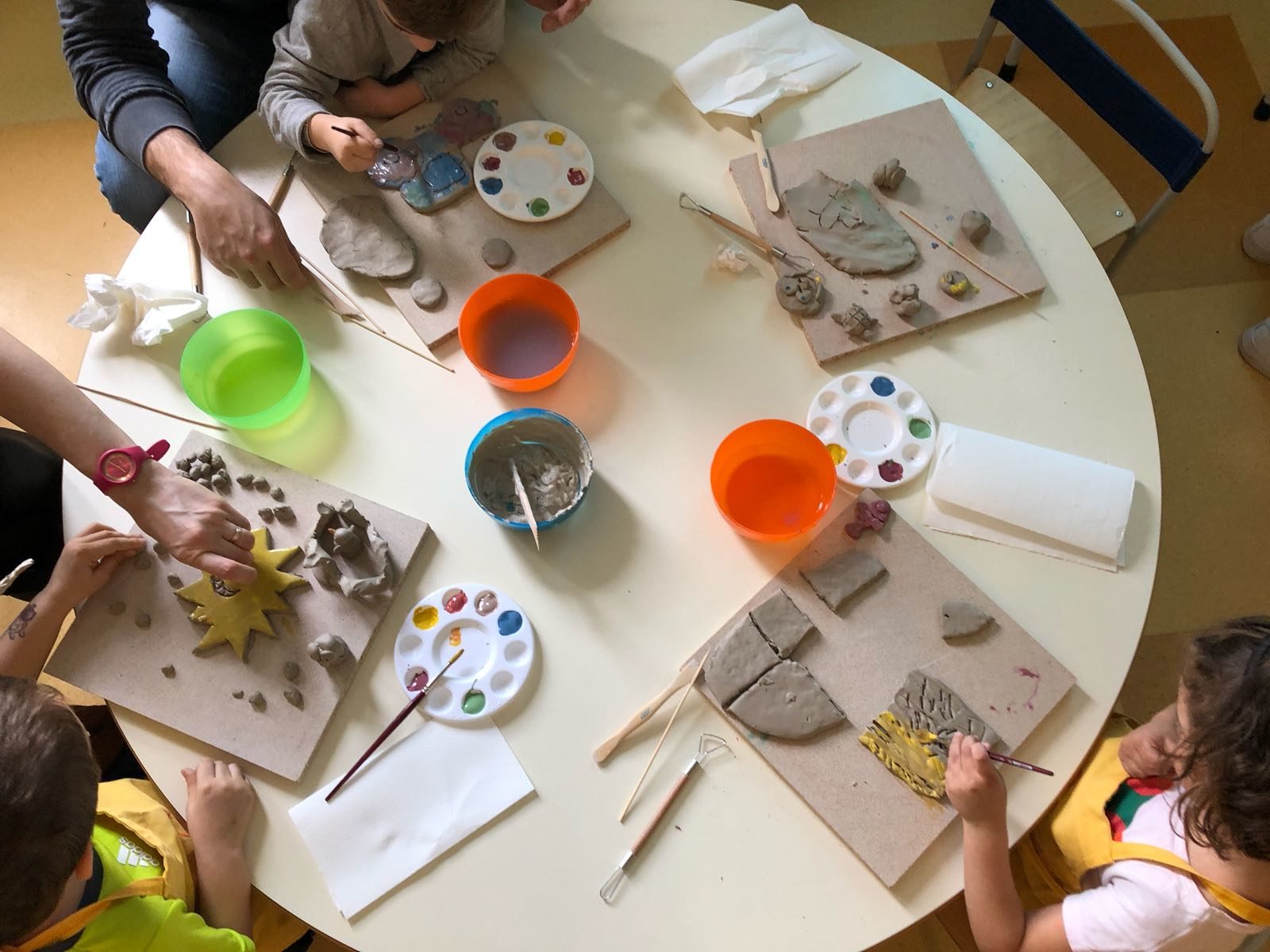 Bologna tavolo bambini volontari