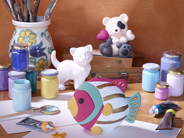 Bambini che decorano per altri bambini.