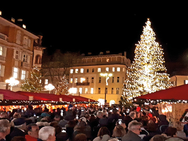 Gli alberi di Natale delle piazze italiane si accendono di desideri.